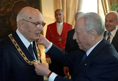Carlo Azeglio Ciampi - Il Presidente Giorgio Napolitano riceve dal Presidente Carlo Azeglio Ciampi le insegne di Cavaliere di Gran Croce decorato di Gran Cordone dell'OMRI.