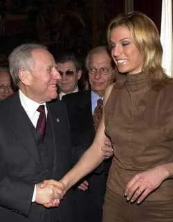 Carlo Azeglio Ciampi - Il Presidente Ciampi saluta la cantante Annalisa Minetti, Testimonial della Sezione Italiana dell'Agenzia Internazionale per la Prevenzione della Cecità, durante l'incontro con 