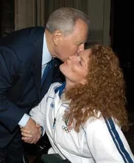 Carlo Azeglio Ciampi - Il Presidente Ciampi con Francesca Porcellato, Medaglia d'Argento alle Paralimpiadi di Atene, insignita dell'onorificenza di Cavaliere dell'Ordine al Merito della Repubblica Ita