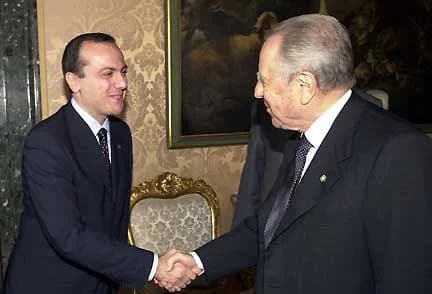 Carlo Azeglio Ciampi - Il Presidente Ciampi accoglie, nel suo studio al Quirinale, Elio Vito, Presidente del Gruppo Parlamentare Forza Italia della Camera dei Deputati.