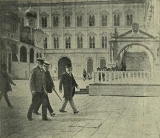 Raymond Poincaré - Раймонд Пуанкаре осматривает Кремль. Рядом с Пуанкаре А. П. Извольский и на первом плане князь Одоевский-Маслов.