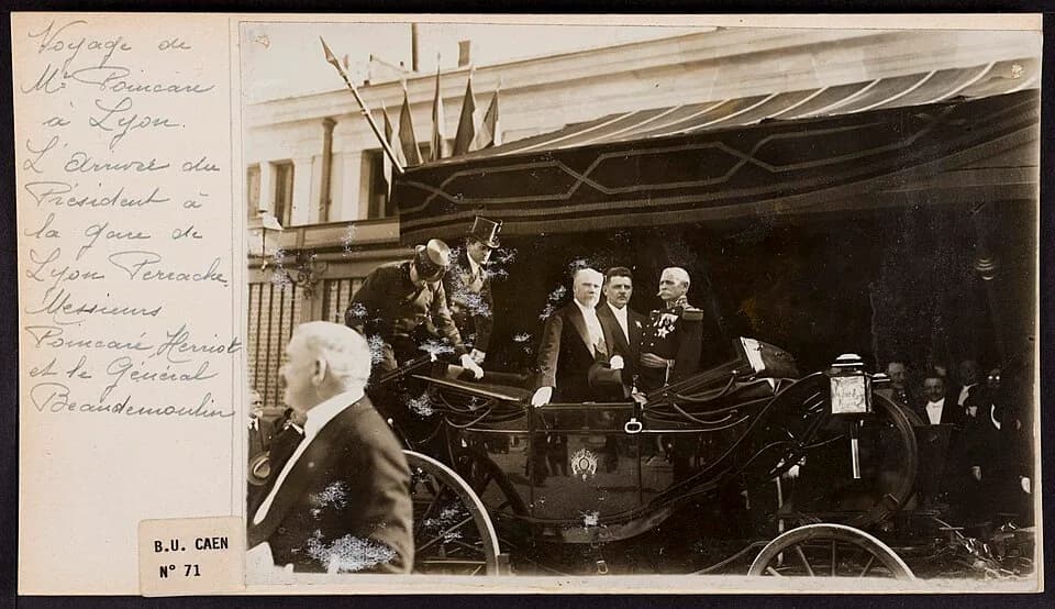 Raymond Poincaré - Voyage de M. Poincaré à Lyon. L'arrivée du président à la gare de Lyon Perrache. Messieurs Poincaré, Herriot et le général Beaudemoulin.