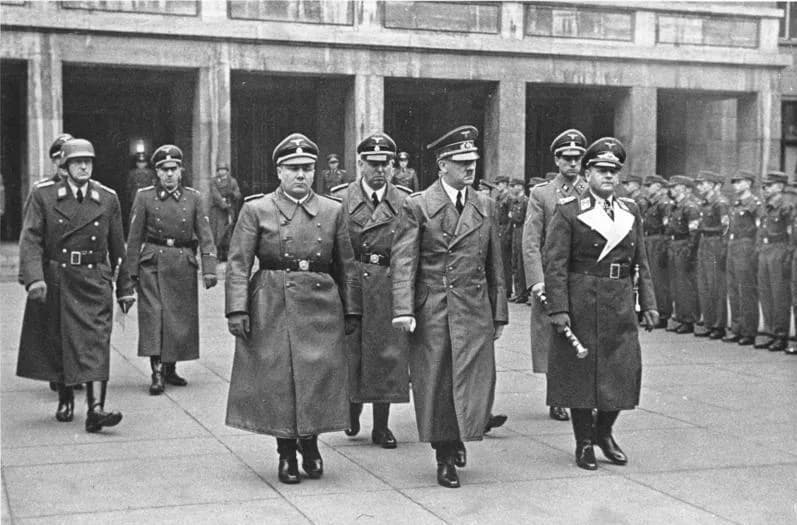 Martin Bormann - For documentary purposes the German Federal Archive often retained the original image captions, which may be erroneous, biased, obsolete or politically extreme. Berlin, Beisetzung Obe