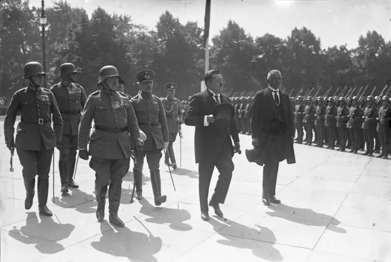 Friedrich Ebert - For documentary purposes the German Federal Archive often retained the original image captions, which may be erroneous, biased, obsolete or politically extreme. Die Verfassungsfeier 