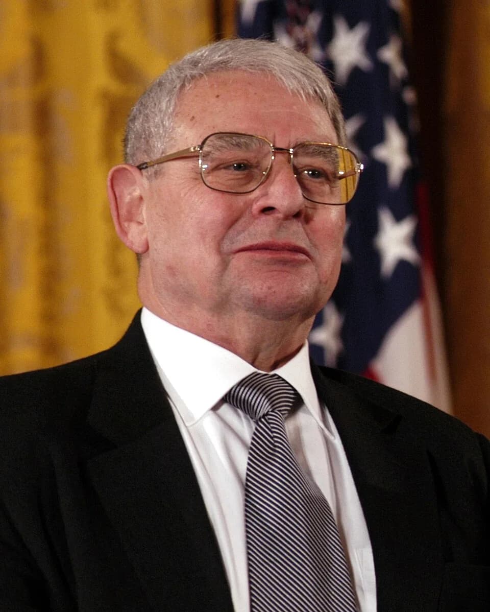 Riccardo Giacconi - Riccardo Giacconi receiving the 2003 National Medal of Science