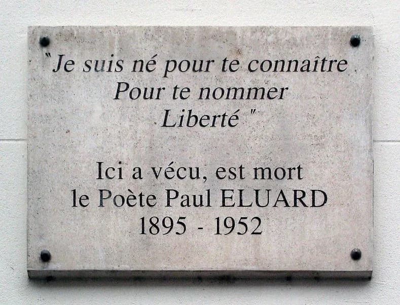 Paul Éluard - Plaque à l'angle d'un immeuble de Charenton commémorant Paul Éluard.