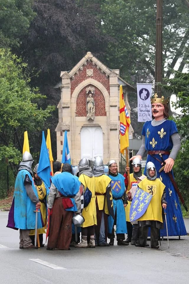 Philip II of France - Le « Géant du Nord » Philippe Auguste, lors du « Tour de France 2014 », à Bouvines. Le géant est accompagné de bénévoles habillés en costume d'époque, pour commémorer le 800e ann