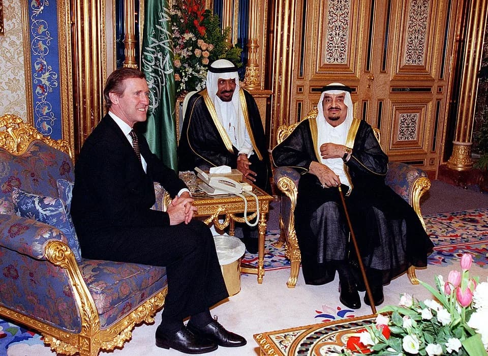 Fahd bin Abdulaziz Al Saud - Secretary of Defense William S. Cohen (left) meets with King Fahd bin Abd al-Aziz Al Saud (right) at Al-Yamamah Palace, Riyadh, Saudi Arabia, on Oct. 13, 1998. Cohen is in
