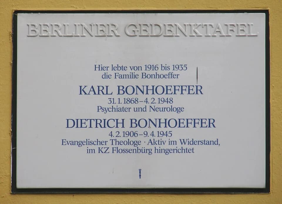 Dietrich Bonhoeffer - Berliner Gedenktafel für Karl Bonhoeffer und Dietrich Bonhoeffer. Wangenheimstraße 14, Berlin-Grunewald. Enthüllt am 1. September 1988