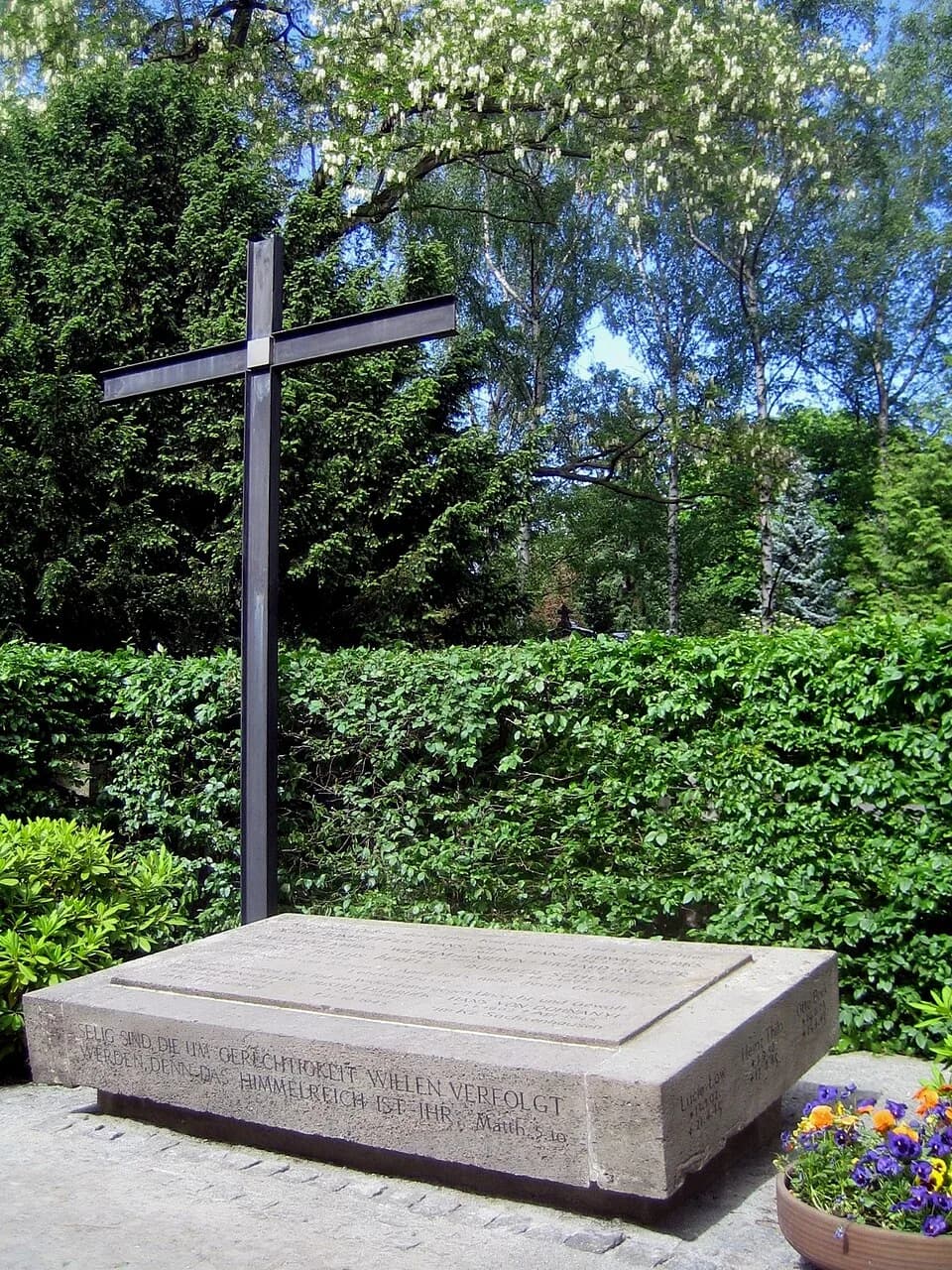 Dietrich Bonhoeffer - Berlin, Dorotheenstaedtischer Friedhof (... cemetary). Grave of German resistance fighters: w:de:Klaus Bonhoeffer, w:de:Hans John, w:de:Richard Kuenzer, w:de:Carl Adolf Marks, w: