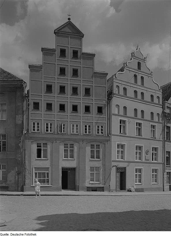 Carl Wilhelm Scheele - Original image description from the Deutsche FotothekStralsund. Bürgerhäuser in der Schillstraße