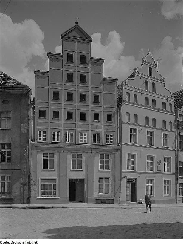 Carl Wilhelm Scheele - Original image description from the Deutsche FotothekStralsund. Bürgerhäuser in der Schillstraße