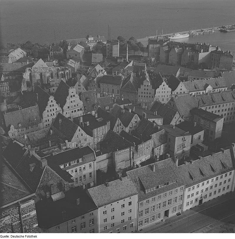 Carl Wilhelm Scheele - Original image description from the Deutsche FotothekStralsund. Blick von Turm der Nikolaikirche? über die
Dächer der Altstadt zum Hafen