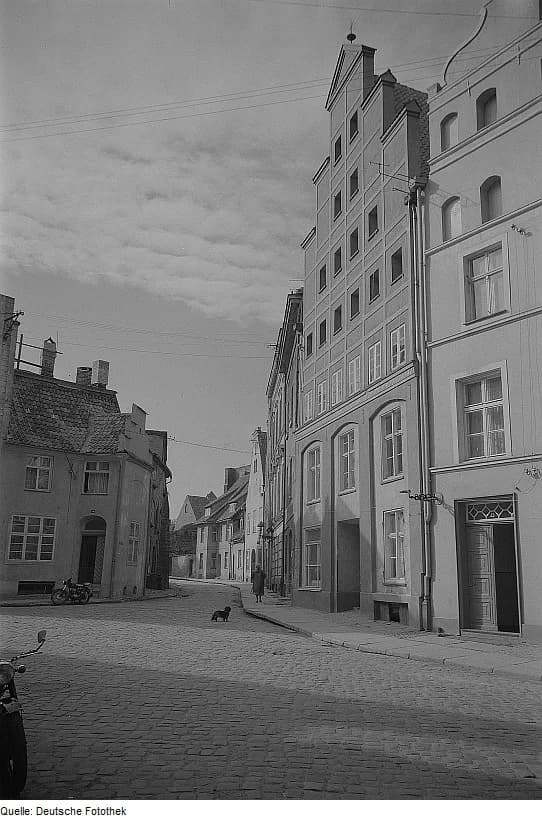 Carl Wilhelm Scheele - Original image description from the Deutsche FotothekStralsund. Blick entlang der Schillstraße
