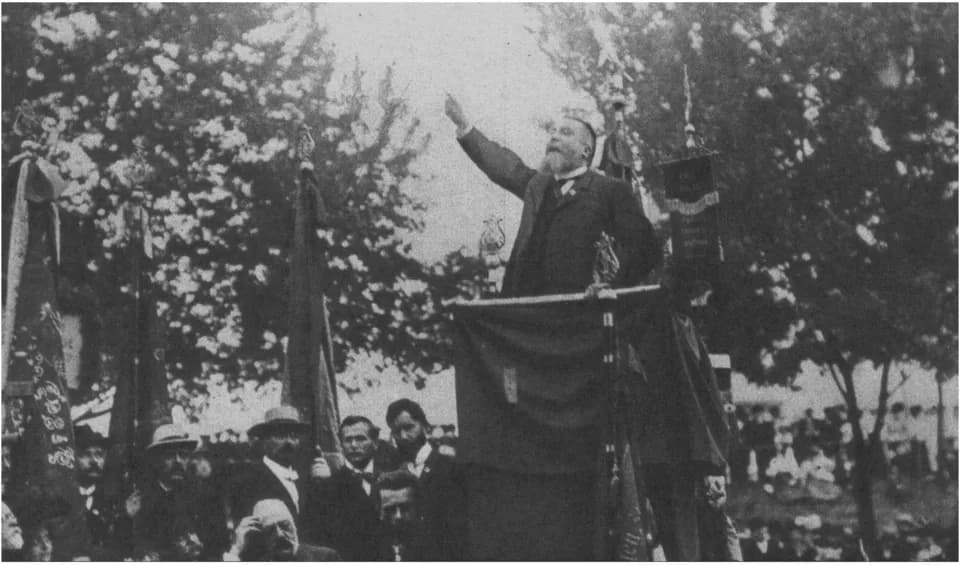Jean Jaurès - La bildo estas kopiita de wikipedia:de. La originala priskribo estas: Dies ist eine Fotographie des Französischen Politikers Jean Jaurès auf einer Friedensdemonstration 1907 in Stuttga