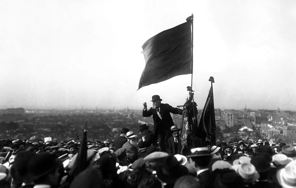 Jean Jaurès - Jean Jaurès lors de la manifestation au Pré-Saint-Gervais contre la loi des trois ans (25 mai 1913). Photographie de Maurice-Louis Branger, reproduite dans L'Illustration. [1]