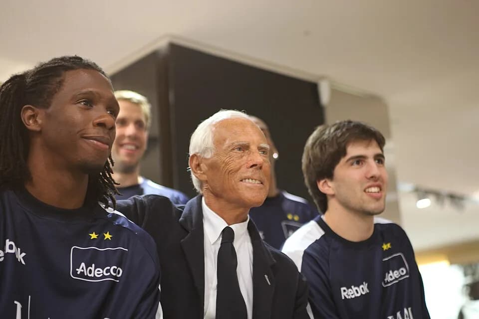 Giorgio Armani - Vogue Fashion's Night Out Sept.10 2009 MILANO. Il patron dell'Olimpia Milano Giorgio Armani insieme ad alcuni giocatori, tra cui l'americano Morris Finley e l'argentino Ariel Filloy.