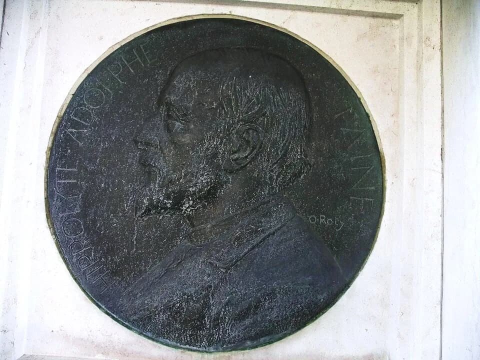 Hippolyte Taine - Médaille de Hippolyte Adolphe Taine (1828-1893) dans le square d'Ajaccio à Paris (7ème) réalisée par Oscar Roty.