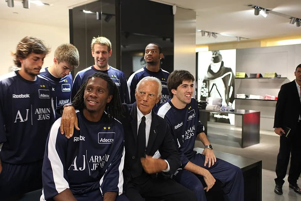 Giorgio Armani - Il patron dell'Armani Jeans Milano di pallacanestro insieme ad alcuni giocatori.