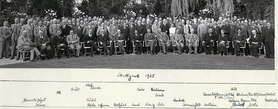 Arnold Sommerfeld - Group picture: Stuttgart 1935 on the occasion of a physicists congress (original annotations by Friedrich Hund).