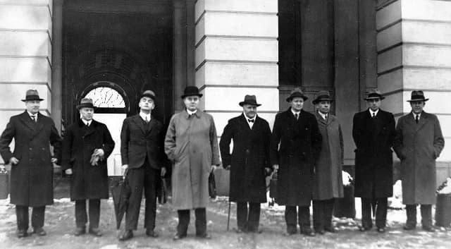 Trygve Lie - Cabinet Nygaardsvold. From left: Minister of Finance Adolf Indrebø, Minister of Defence Fredrik Monsen, Minister of Foreign Affairs Halvdan Koht, Prime Minister Johan Nygaardsvold, Minist