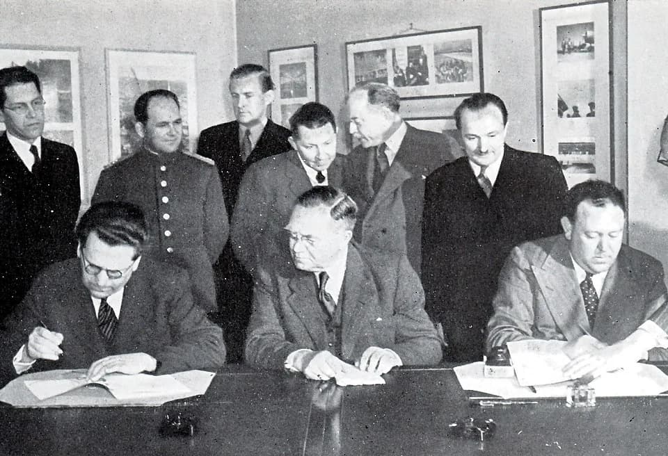 Trygve Lie - Signing of military agreement between Norway and the Soviet Union in London in 1944. Norwegian prime minister Johan Nygaardsvold centre, Trygve Lie right.