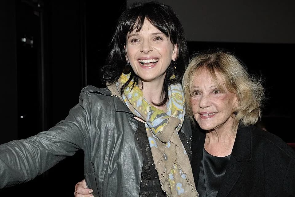 Jeanne Moreau - Juliette Binoche (French actress), and Jeanne Moreau (French actress) pose prior to the screening of the movie 'Juliette Binoche dans les Yeux' held at the Elysee Biarritz movie theatr