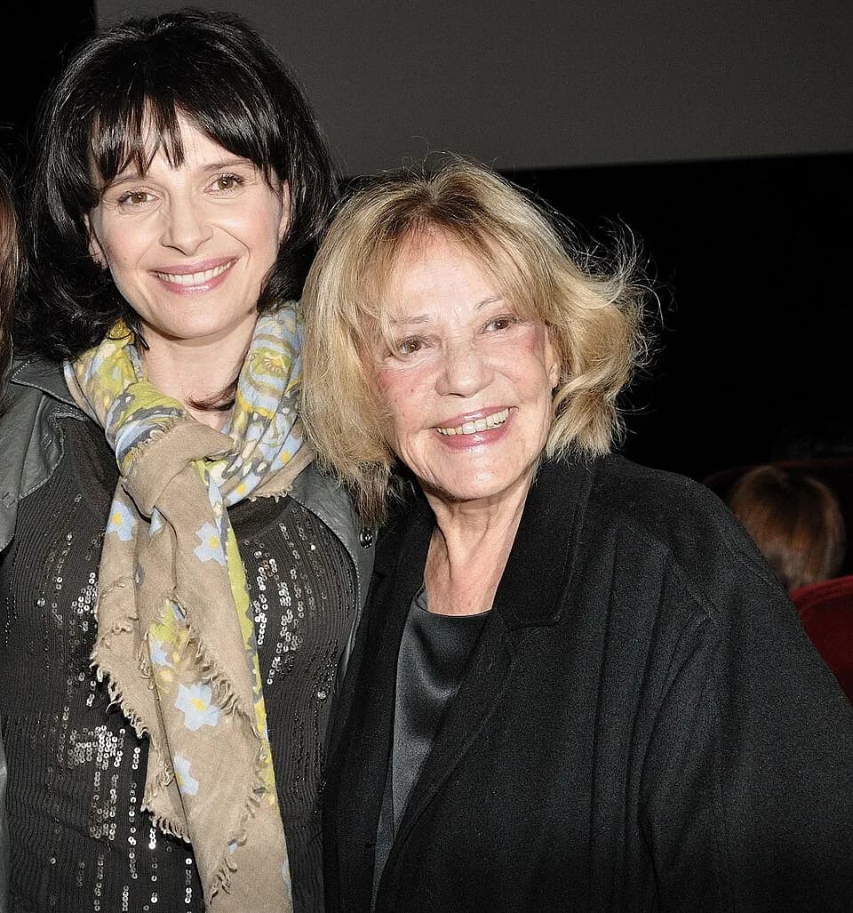 Jeanne Moreau - Juliette Binoche (French actress), and Jeanne Moreau (French actress) pose prior to the screening of the movie 'Juliette Binoche dans les Yeux' held at the Elysee Biarritz movie theatr