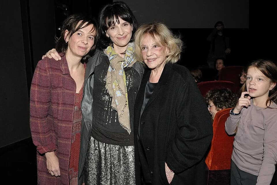 Jeanne Moreau - Juliette Binoche (French actress), her sister Marion Stalens (director), and Jeanne Moreau (French actress) pose prior to the screening of the movie 'Juliette Binoche dans les Yeux' he