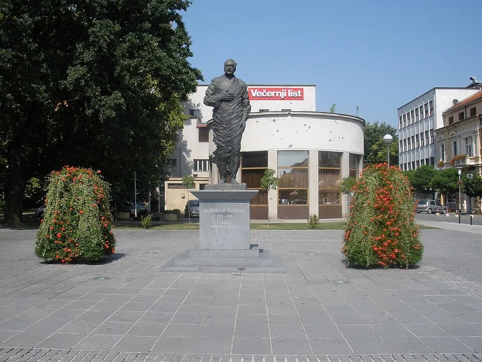 Franjo Tuđman - Spomenik Dr. Franji Tuđmanu u Slavonskome Brodu
