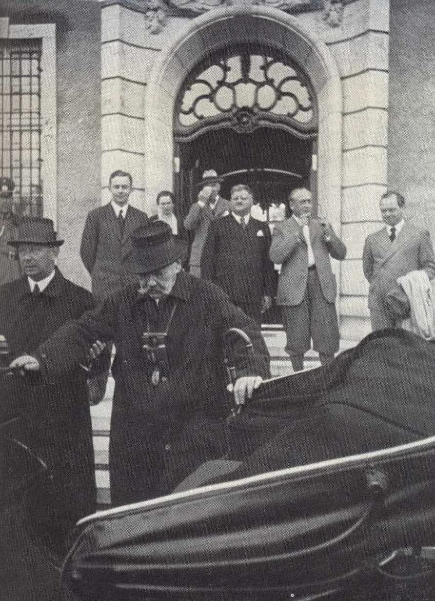 Franz von Papen - Paul von Hindenburg in early 1934. Depicted whilst getting in his car in order to leave his mansion in Neudeck, East Prussia. In the foreground: Hindenburg's son Oskar helping his fa