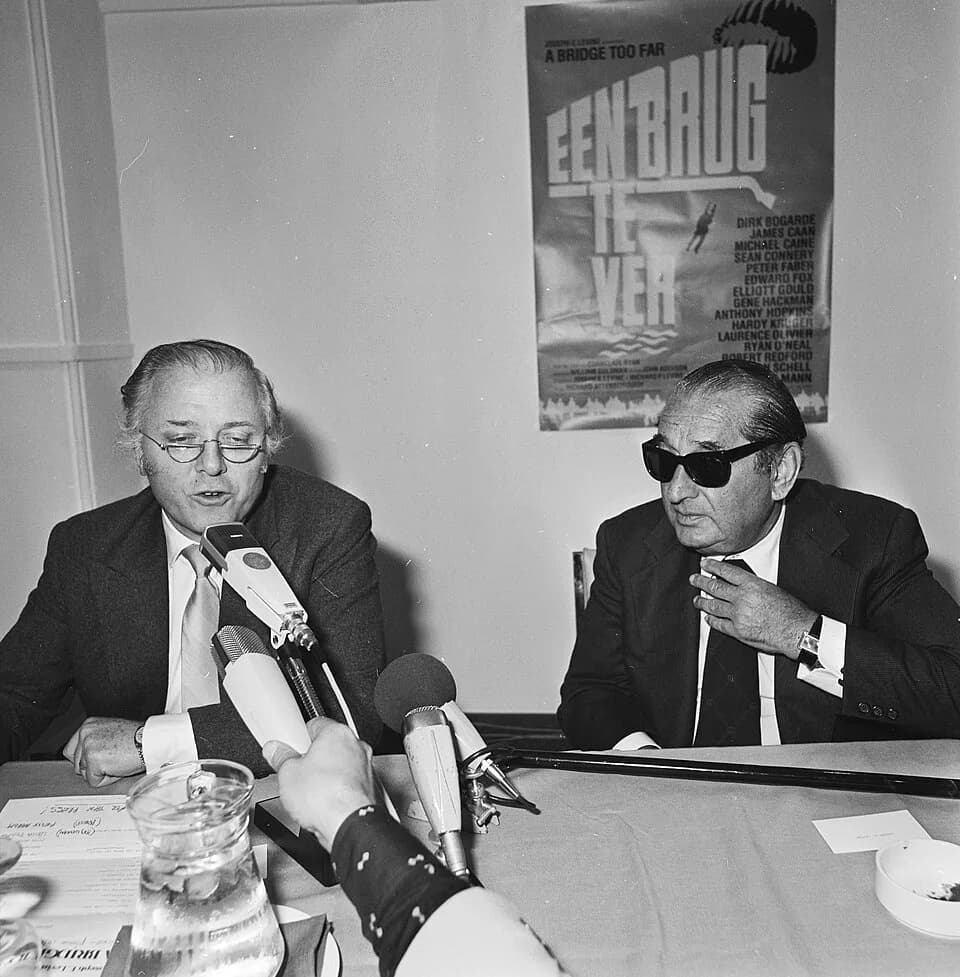 Richard Attenborough - Collectie / Archief : Fotocollectie Anefo
Reportage / Serie : [ onbekend ]
Beschrijving : Persconferentie Joseph Levine in verband met premiere "Een brug te ver" , links regisse