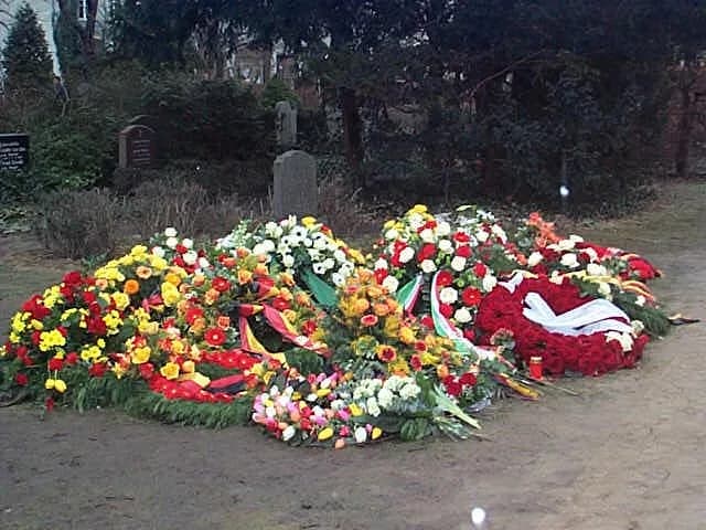 Johannes Rau - Grab des ehemaligen Bundespräsidenten Johannes Rau am Tag nach seinem Begräbnis auf dem Dorotheenstädtischen Friedhof in Berlin