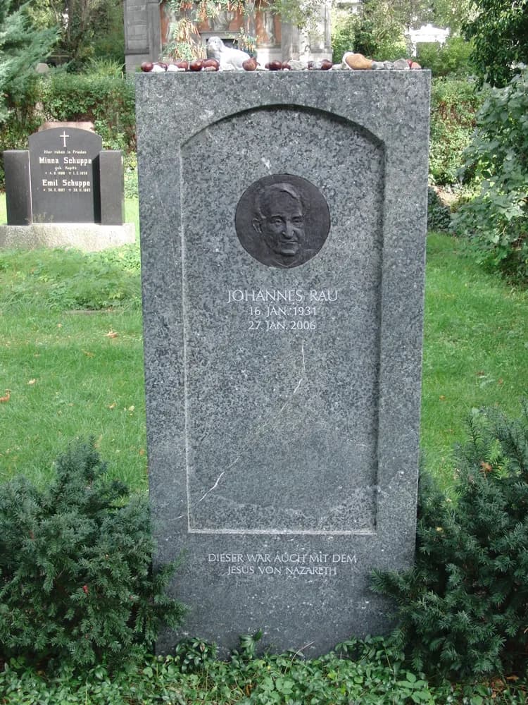 Johannes Rau - Tombstone of Johannes Rau at Dorotheenstädtischer Friedhof in Berlin-Mitte by berlin based sculptor Thomas K. Müller