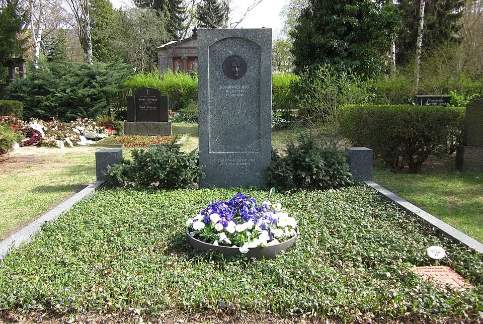 Johannes Rau - Grave of the politician (SPD) and 8th President of the Federal Republic of Germany Johannes Rau (1931-2006) on Dorotheenstädtischer Friedhof in Berlin-Mitte, with mark as an grave of ho
