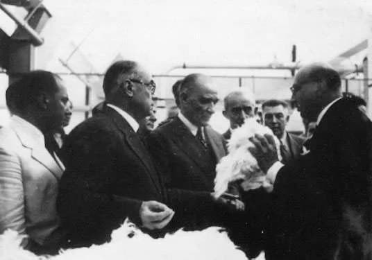 Celâl Bayar - Celâl Bayar, Mustafa Kemal Atatürk, İsmet İnönü, and Fazlı Turga (general director of the factory) during an official visit to the Nazilli Cotton Factory (Nazilli Sümerbank Basma Fabrika