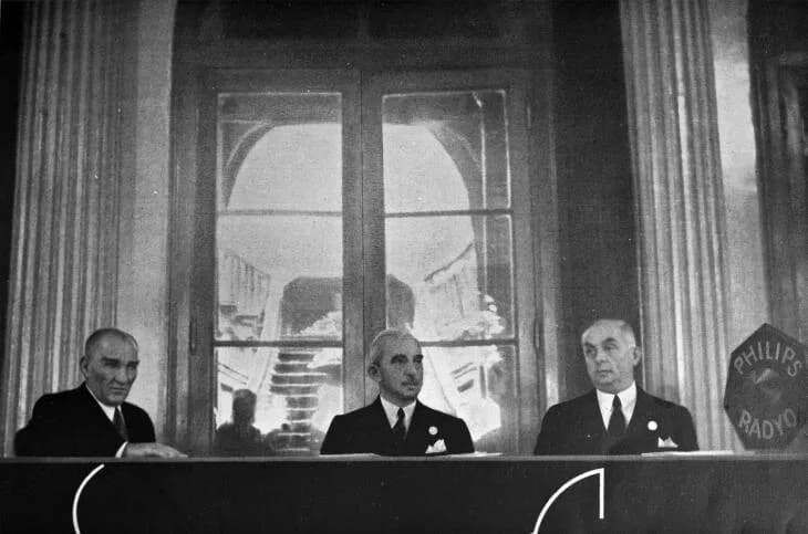 Celâl Bayar - Mustafa Kemal Atatürk, İsmet İnönü, and Celâl Bayar during one of radio program.