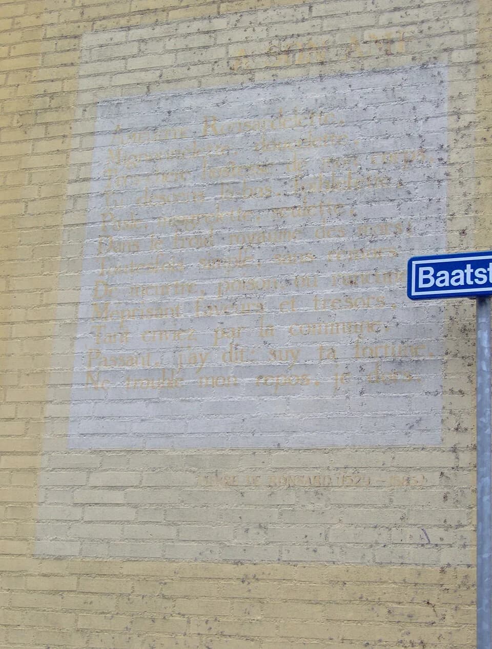 Pierre de Ronsard - The poem A son âme of the French poet Pierre de Ronsard on the wall of the building at Oostdwarsgracht 12 in Leiden, The Netherlands. This poem, painted in the Leiden wall poems pr
