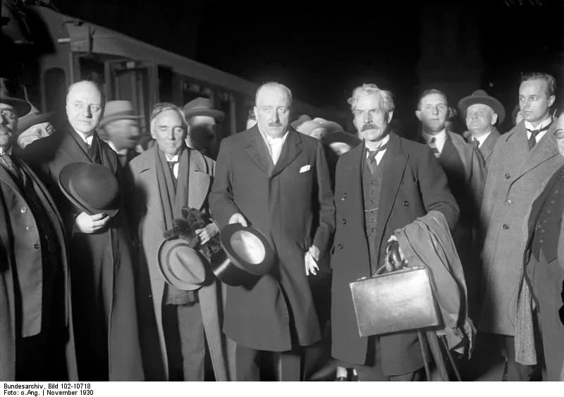 Ramsay MacDonald - For documentary purposes the German Federal Archive often retained the original image captions, which may be erroneous, biased, obsolete or politically extreme. Die Eröffnung der gr