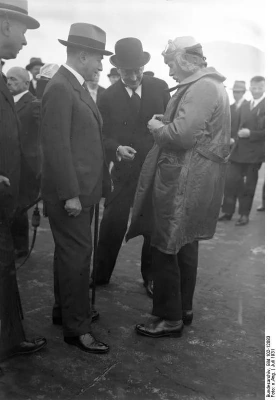 Ramsay MacDonald - For documentary purposes the German Federal Archive often retained the original image captions, which may be erroneous, biased, obsolete or politically extreme. Die Abreise des engl