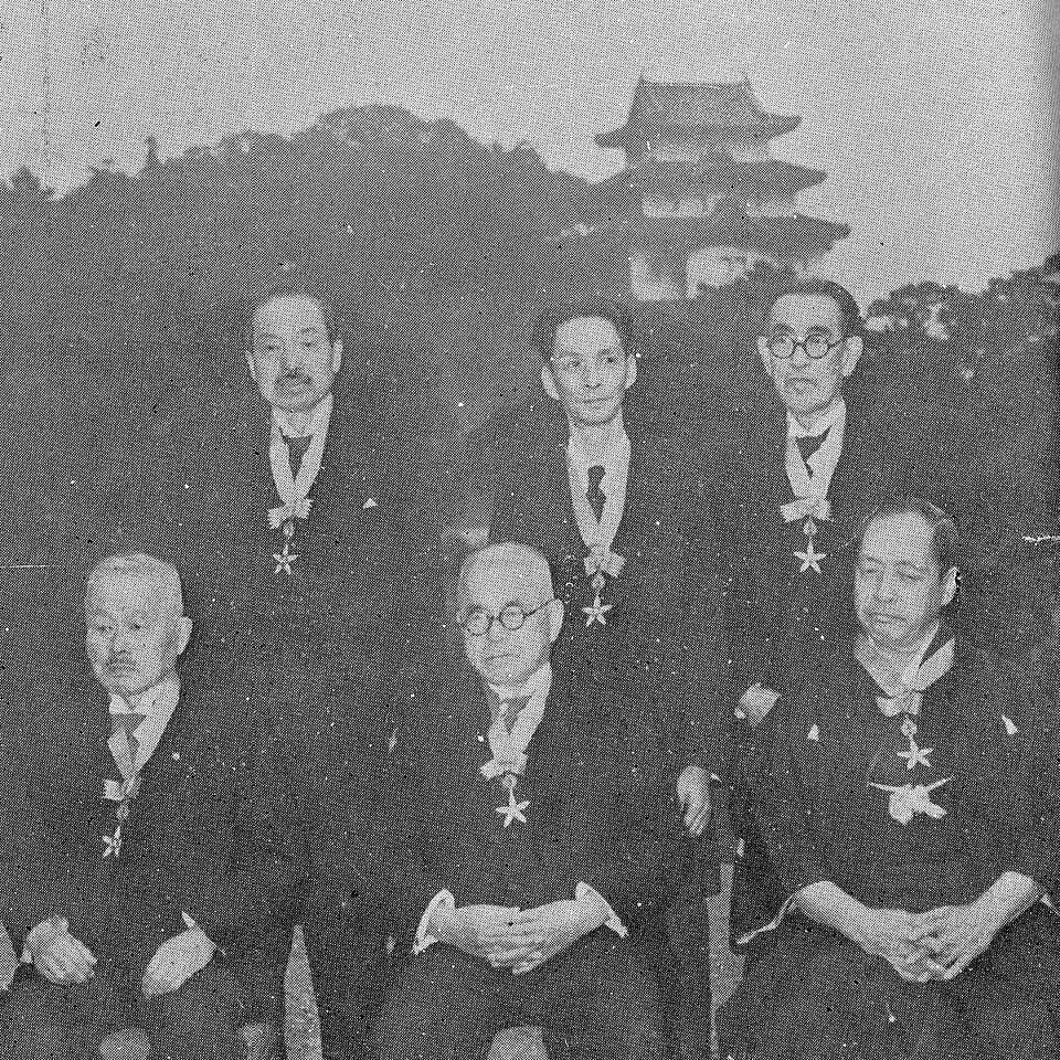 Shin'ichirō Tomonaga - 昭和27年度文化勲章受章者。前列左から辻善之助、熊谷岱蔵、梅原龍三郎。後列左から安井曾太郎、朝永振一郎、永井荷風。佐々木惣一は欠席。