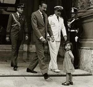 Jorge Rafael Videla - El presidente de facto, Jorge Rafael Videla tratando de llamar la atención, aunque sin éxito, de una niñita, en las puertas de la Casa Rosada