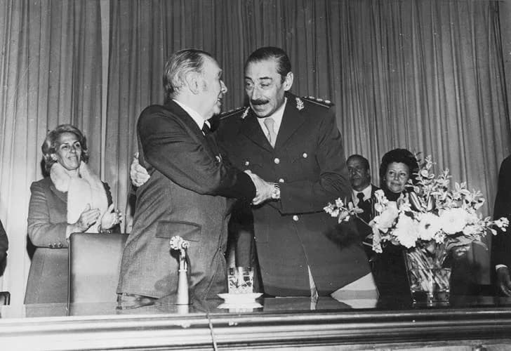 Jorge Rafael Videla - El Dictador de Argentina Jorge Rafael Videla saluda en una conferencia al escritor Jorge Luis Borges.