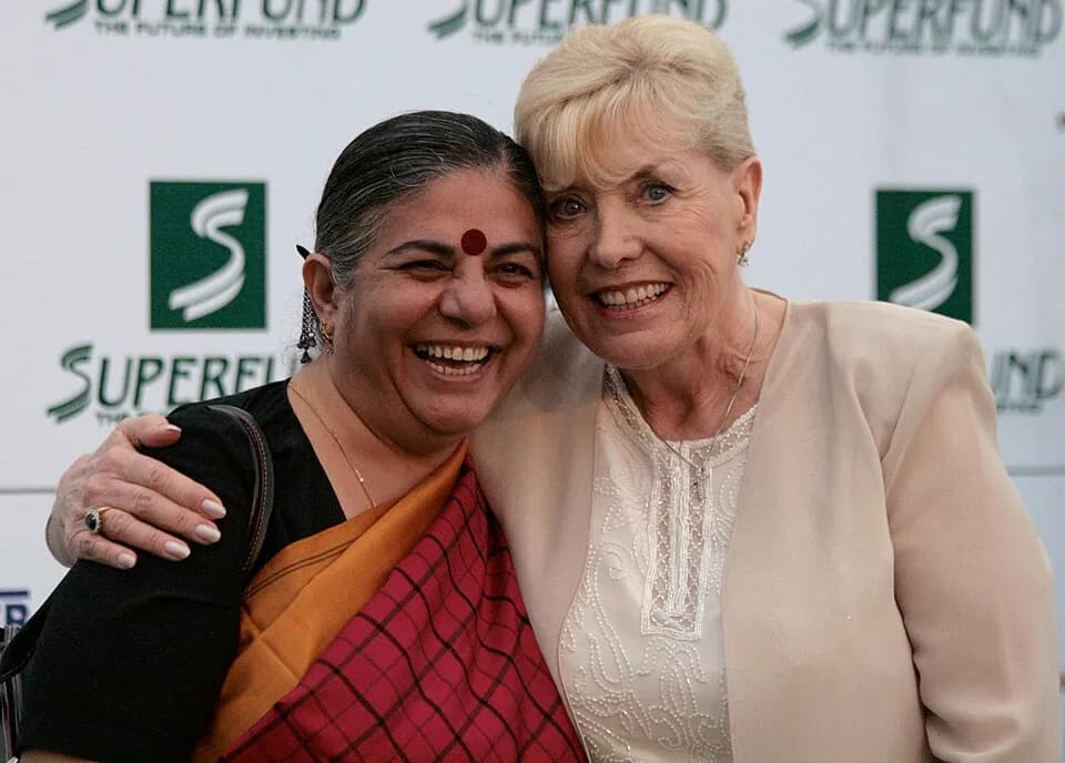 Betty Williams - Vandana Shiva and Betty Williams on the "green carpet" for the Save the World Awards 2009 (Zwentendorf Nuclear Power Plant, Lower Austria).