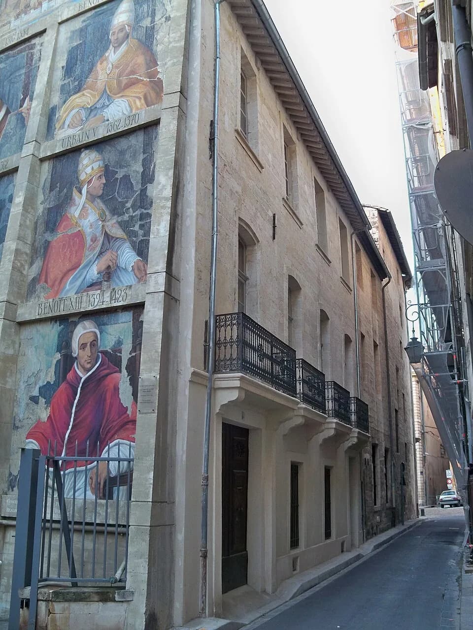 Benedict XII - Avignon (Vaucluse, France), 2 rue Dorée, immeuble dont le plafond gothique du vestibule est inscrit M.H..