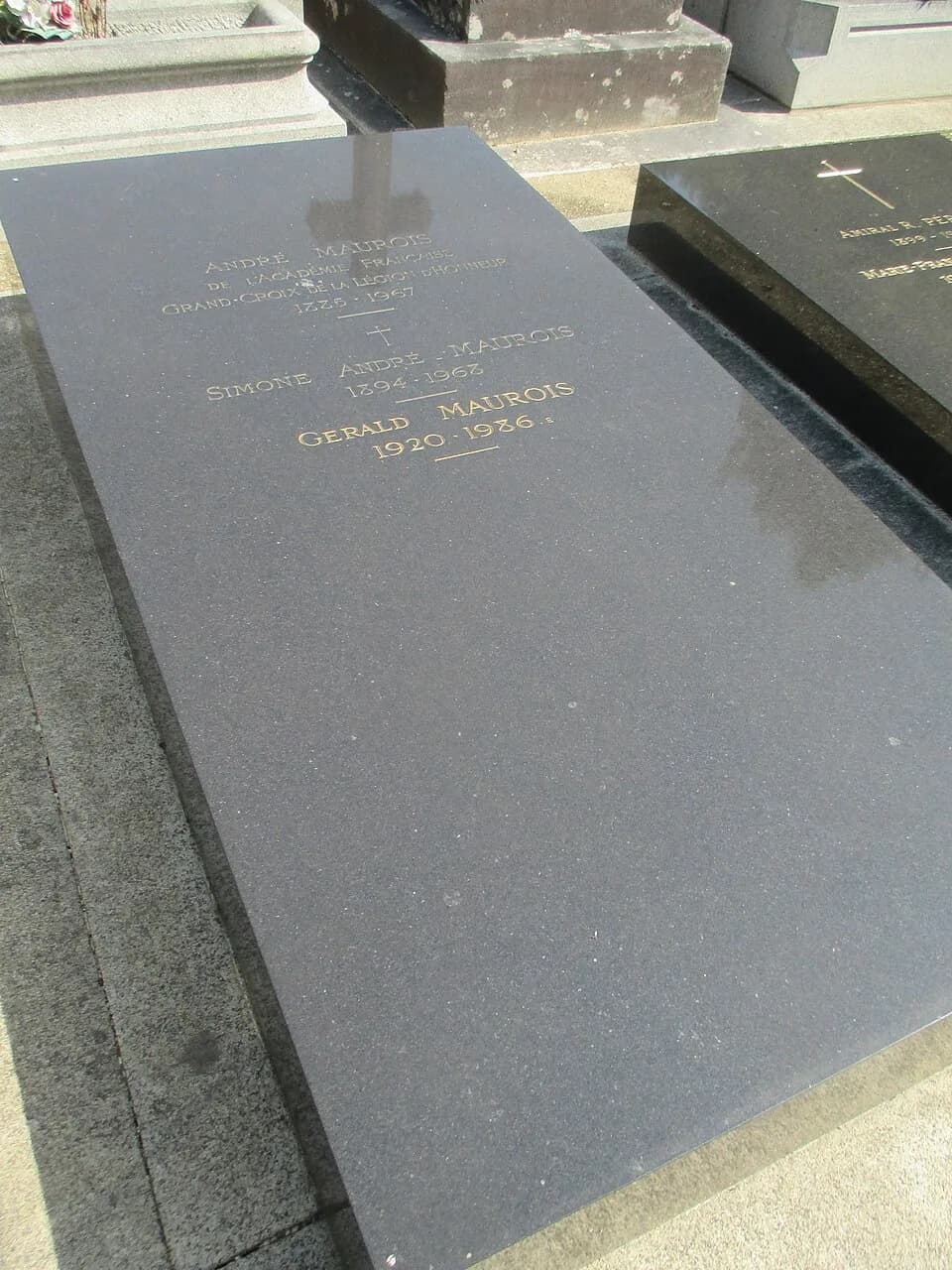 André Maurois - Tombe d'André Maurois et de sa femme, née Simone Arman de Caillavet, au cimetière de Neuilly.