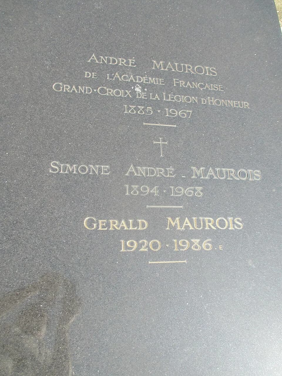 André Maurois - Tombe d'André Maurois et de sa femme, née Arman de Caillavet, et de Gérald Maurois au cimetière de Neuilly.