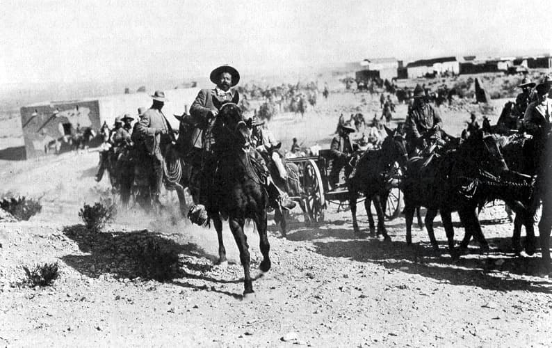 Pancho Villa - Francisco Villa auf seinem Hengst Siete Leguas vor seiner División del Norte, nördlich von Ojinaga, Chihuahua
