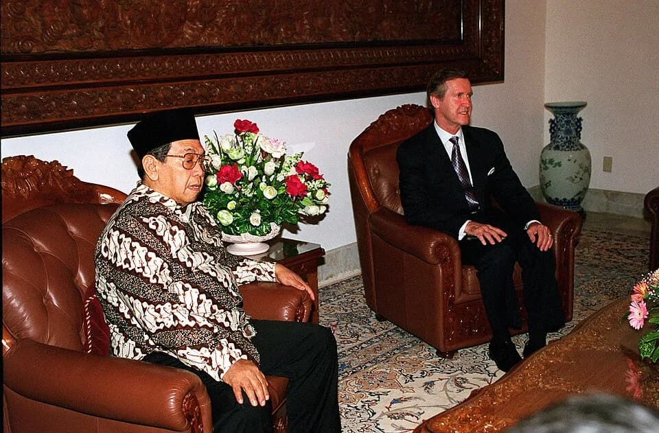 Abdurrahman Wahid - President Abdurrahman Wahid (left) and Secretary of Defense William S. Cohen (right) pose for photographers prior to their meeting at the Presidential Palace in Jakarta, Republic o