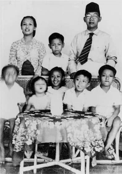 Abdurrahman Wahid - Abdurrahman standing betweenhis mother and father, and behind his siblings and a friend of the family, circa 1952.